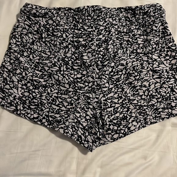 Lululemon Patterned Shorts - Picture 2 of 5